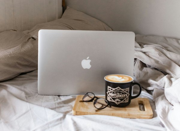 Foto von Sincerely Media auf Unsplash Ein Home Office Arbeitsplatz im Bett